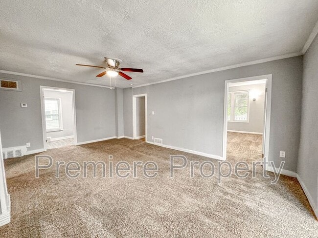 Building Photo - 422 S Hocker Ave