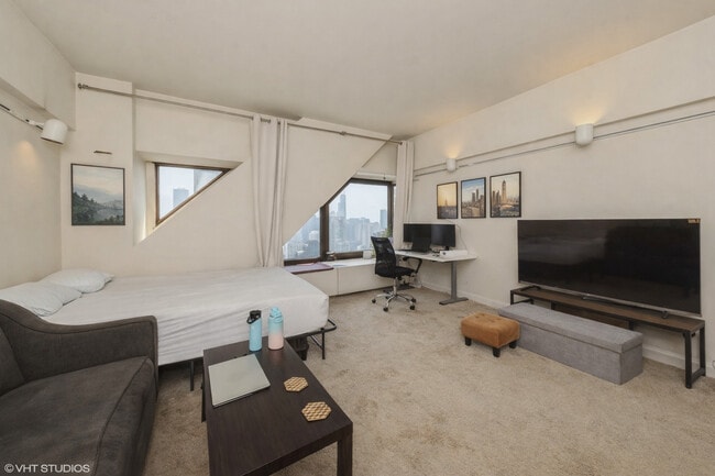 Building Photo - 175 E Delaware Pl