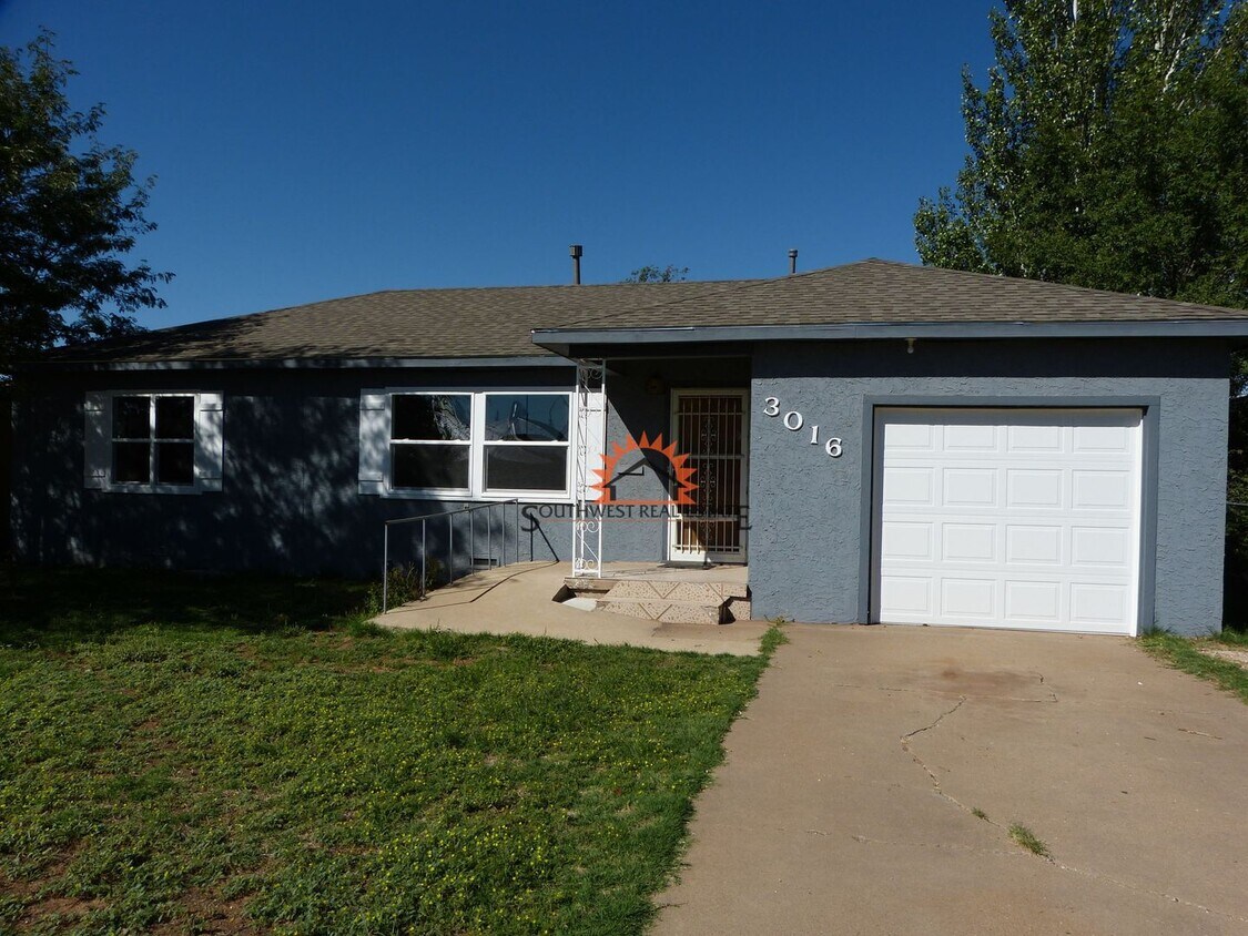 Foto principal - Nicely updated 2 bedroom 1 bathroom home.