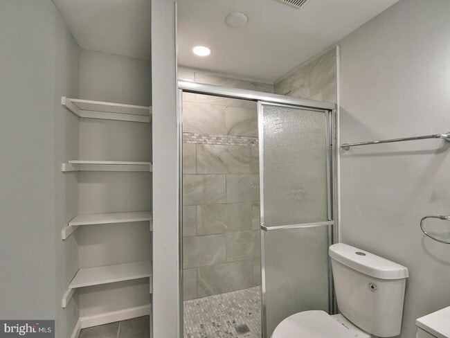 Foto del edificio - 1203 Kings Heather Dr