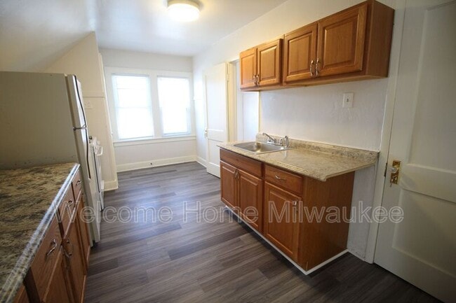 Building Photo - 1523 S 70th St