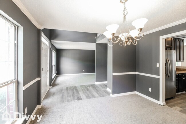 Foto del edificio - 2716 River Tree Dr