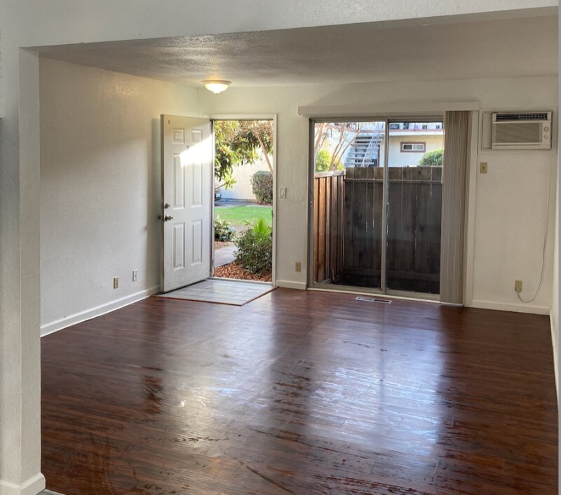 Primary Photo - 1518 Moorpark Ave