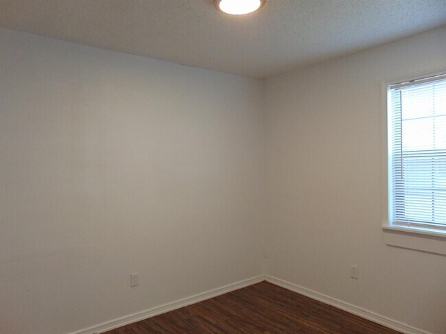 Building Photo - 3409 Quaker Ave