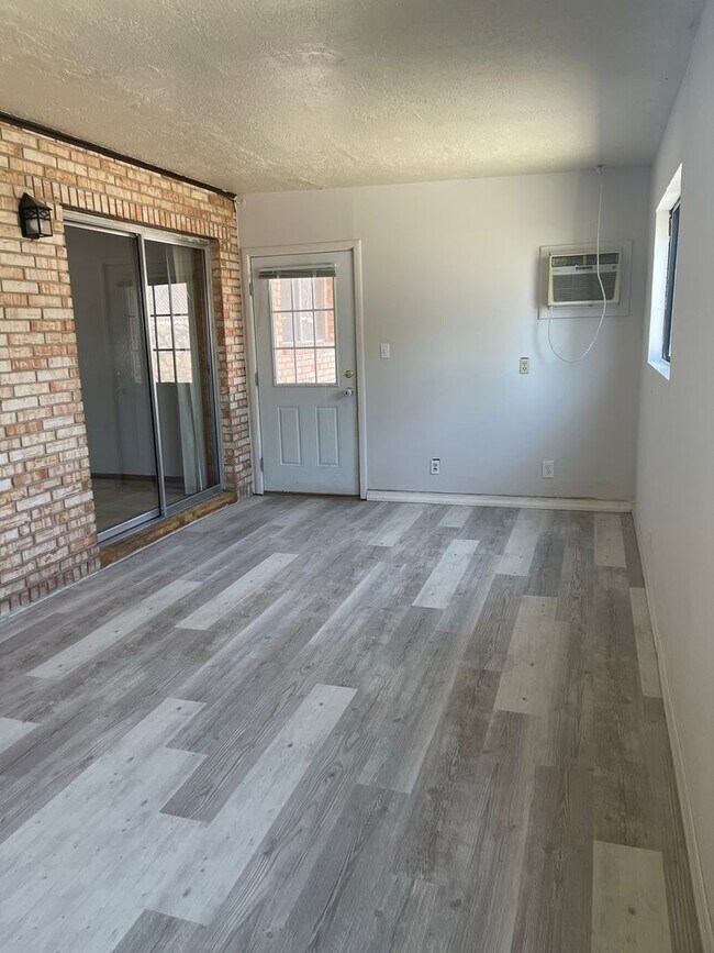 Building Photo - RECENTLY RENOVATED EASTSIDE DUPLEX FOR RENT