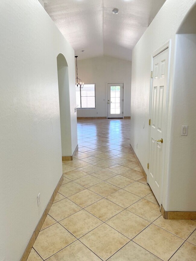 Foto del edificio - Single Level 4 Bedroom Home, Corner Lot! C...