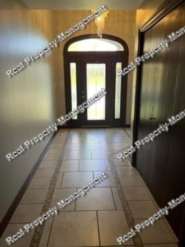 Foto del edificio - Spacious 4 bedroom home in Weston Ridge