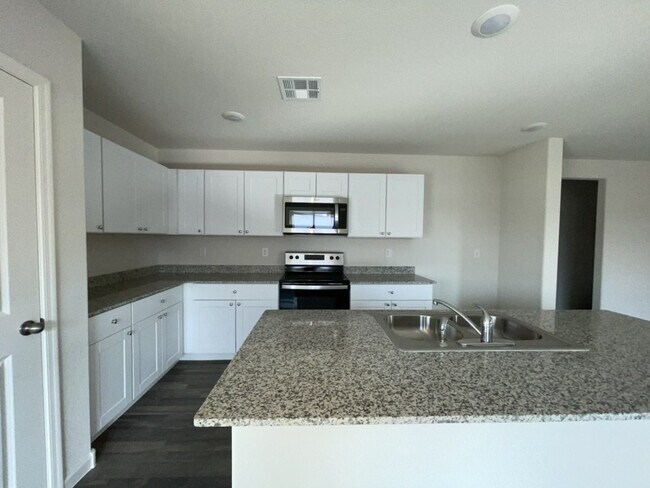Foto del edificio - 4 bed 2 bath spacious home with garage BHCRENT.COM