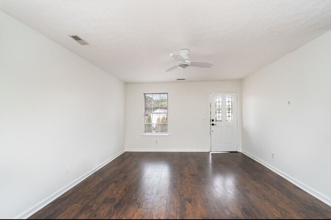 Building Photo - 120 Minnette Ct