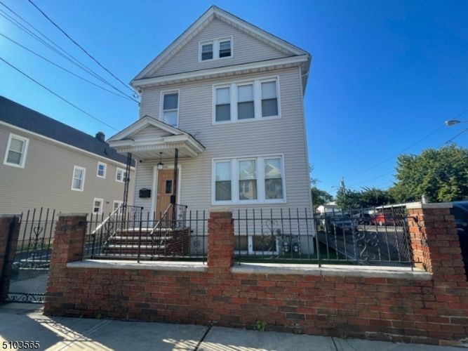 Primary Photo - 1380 Alina St