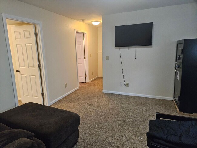 Foto del edificio - Fully Furnished Split Level Two-Bedroom Home