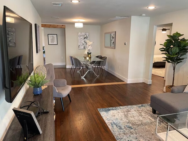 Building Photo - 1406 Brentwood St