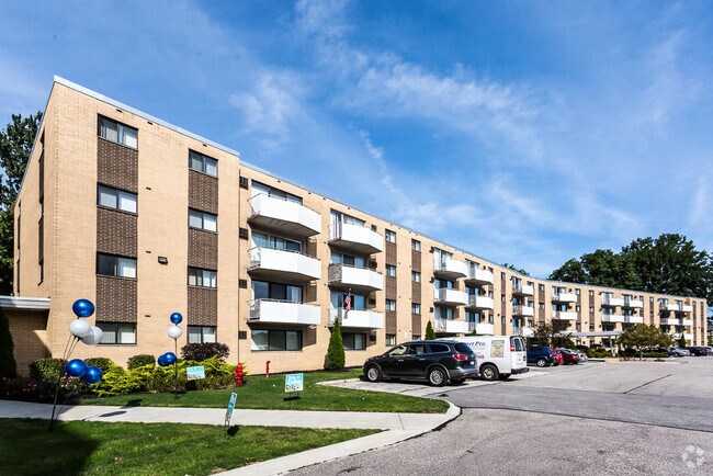 Camelot Apartments Parma Heights Oh Apartments Com