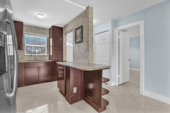 Foto del edificio - 9851 Sandalfoot Blvd