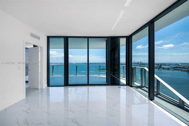 Foto del edificio - 700 NE 24th St