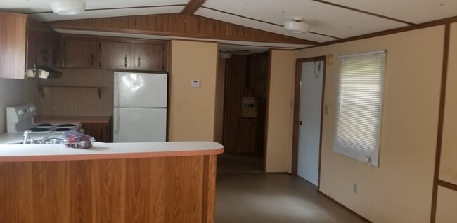 Building Photo - 2 Bedroom Mobile Home