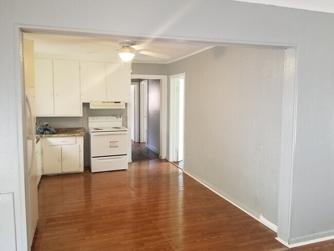 Building Photo - 2319 Banita St