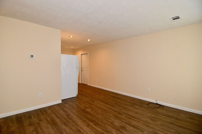 Foto del edificio - $1025 - 2 bed/1 bath house for rent off Mi...