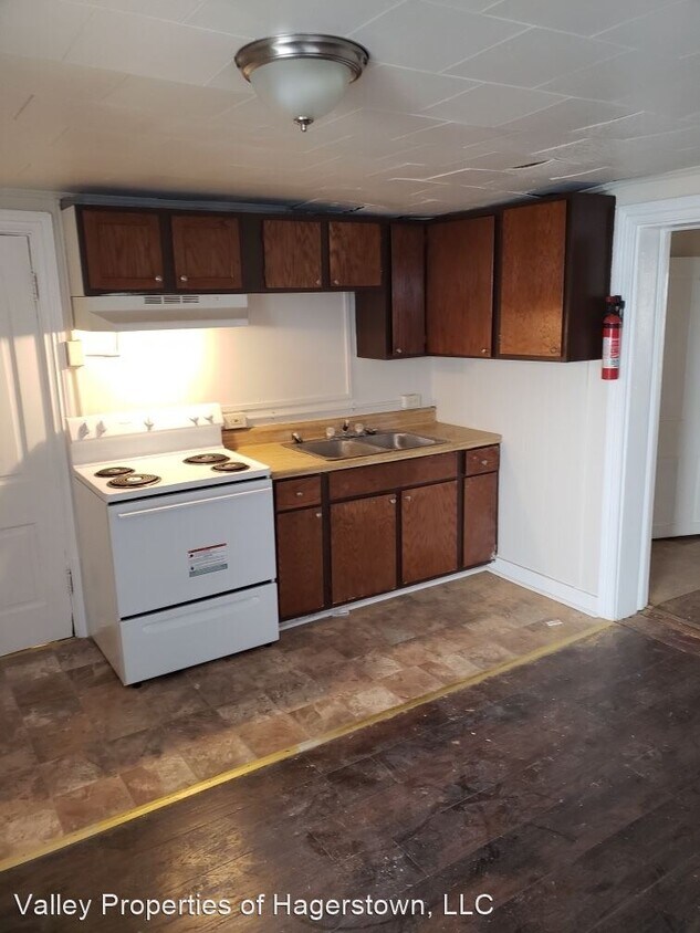 Primary Photo - 210 W Race St