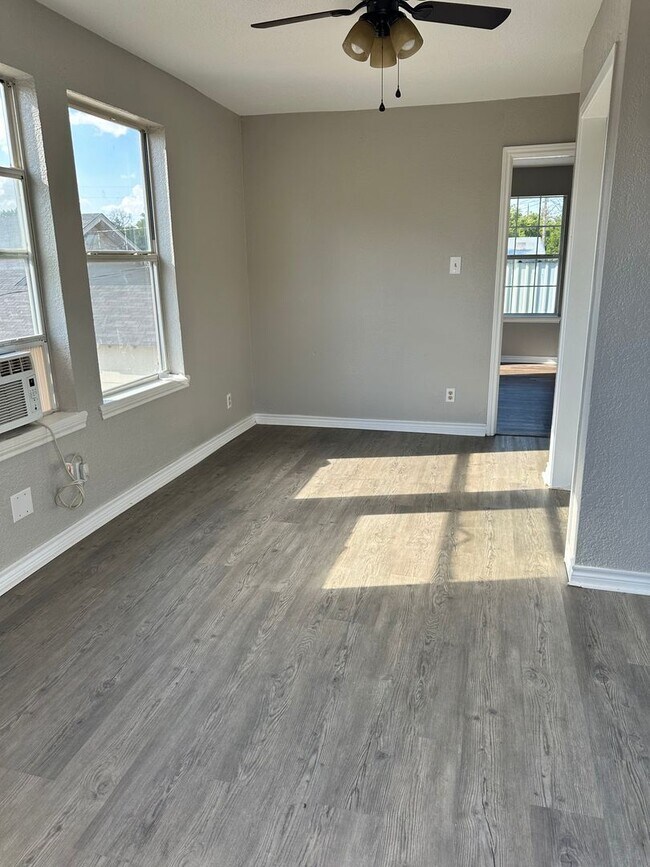 Building Photo - Garage Apartment Available!