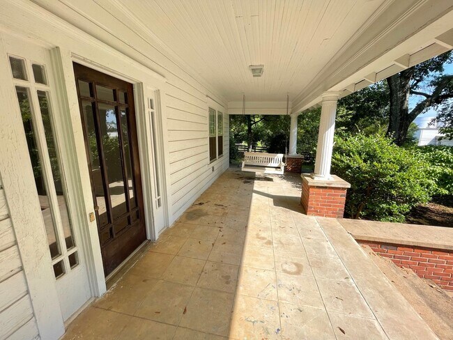 Foto del edificio - 4BR Home off Jefferson Rd