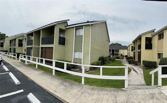 Foto del edificio - 946 N Lake Destiny Rd