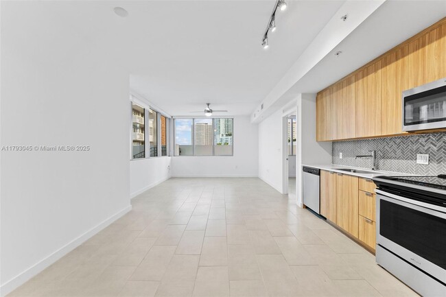 Foto del edificio - 2150 N Bayshore Dr
