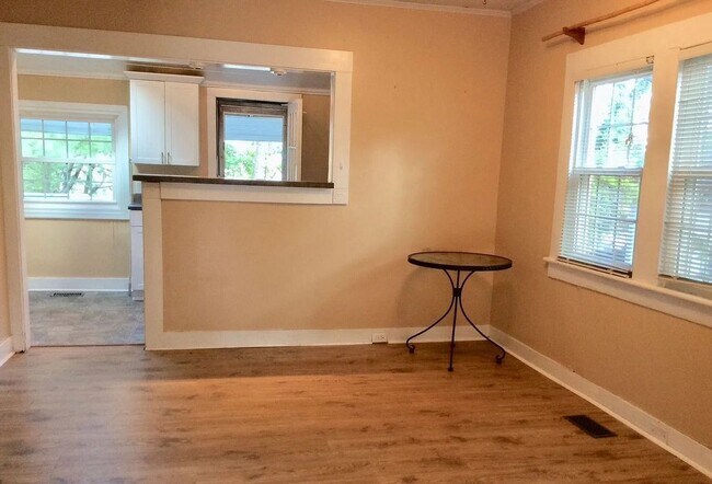 Foto del edificio - Charming 2-Bedroom 1 Bathroom Home located...