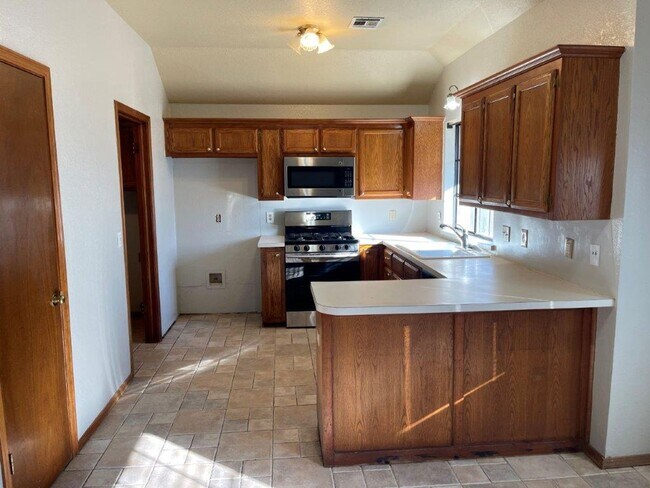 Foto del edificio - 3 bed 2 bath in Moore Schools! Fresh paint and updates throughout!