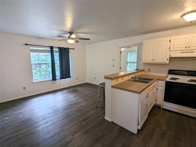 Building Photo - 420 W Comanche St