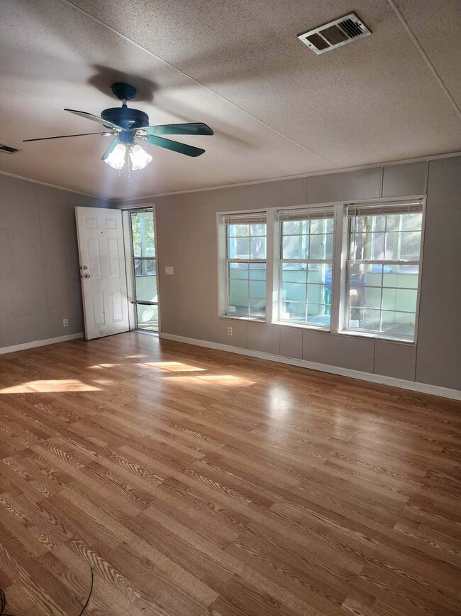 Foto del edificio - 371 Tom Lodge Rd