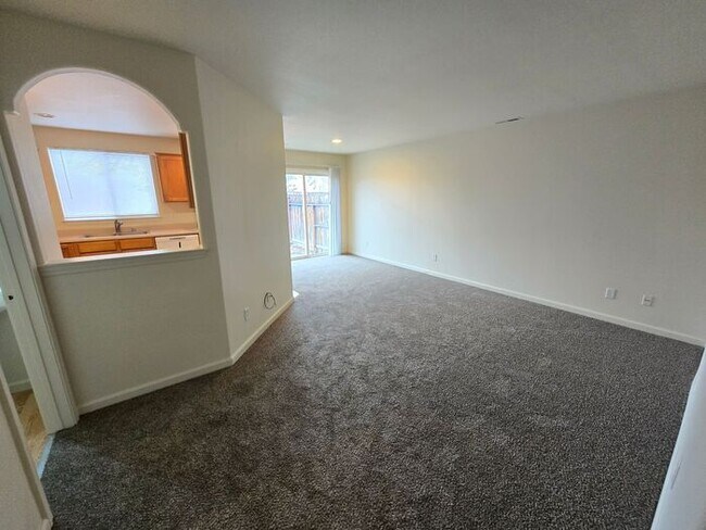 Foto del edificio - Updated 3-Bedroom Townhome in Dayton