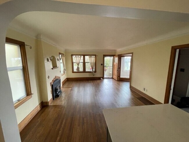 Building Photo - Beautifully Remodeled Craftsman House on B...