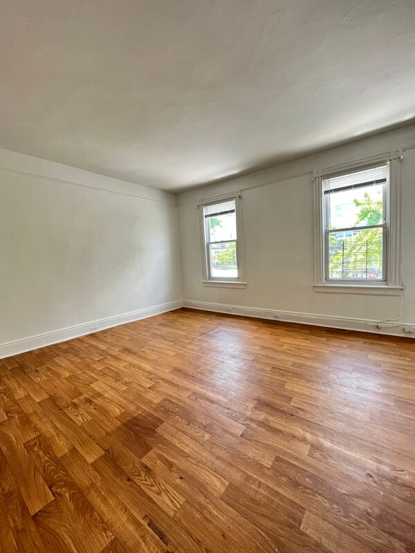 Foto del edificio - 5912 Riverdale Ave