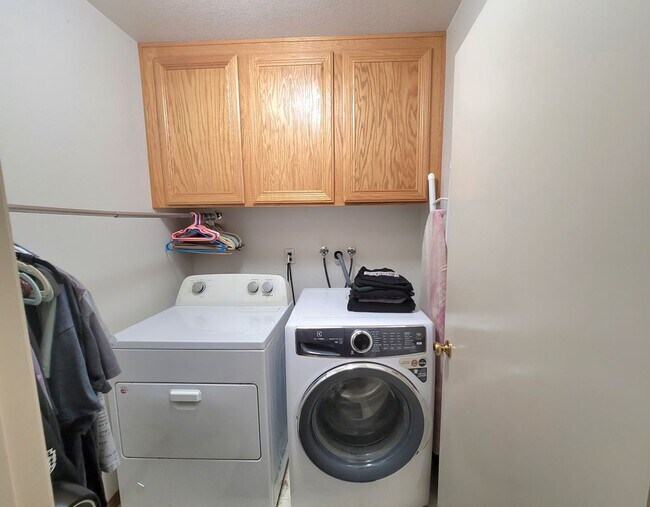 Foto del edificio - 5560 Barclay Ct