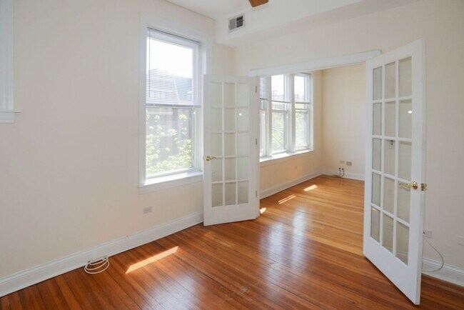 Foto del edificio - 3852 N Southport Ave