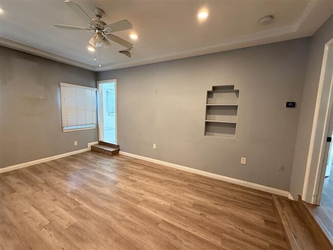 Building Photo - Charming 2 Bed Home with A/C, 2 Car Garage, Huge Yard & In-Unit Laundry $1,000.00 Off One Month's...