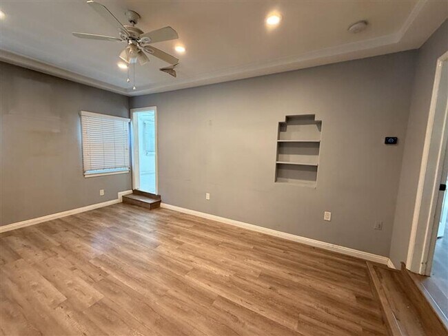 Foto del edificio - Charming 2 Bed Home with A/C, 2 Car Garage, Huge Yard & In-Unit Laundry