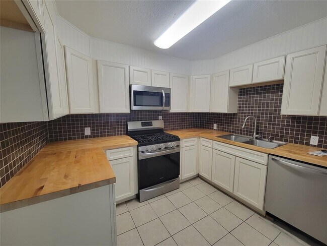 Building Photo - 6310 Amber Dr