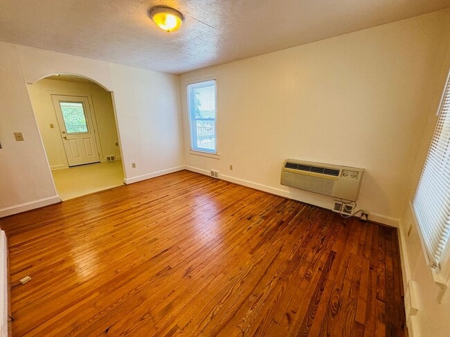 Building Photo - 1 Bedroom 1 Bath Duplex