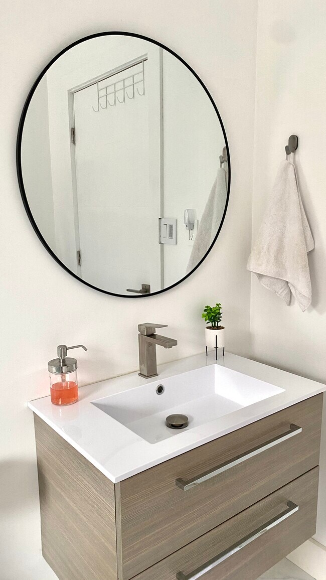 Building Photo - 411 10th Ave