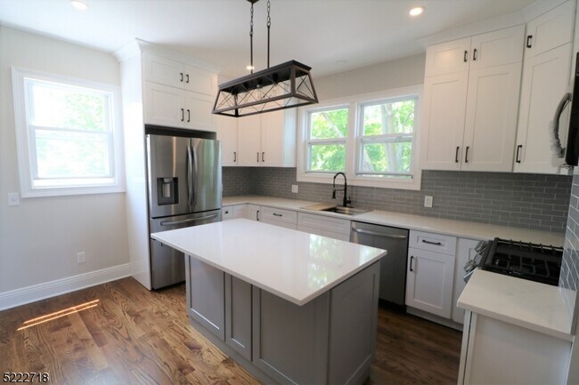 Building Photo - 21 Vreeland Ave