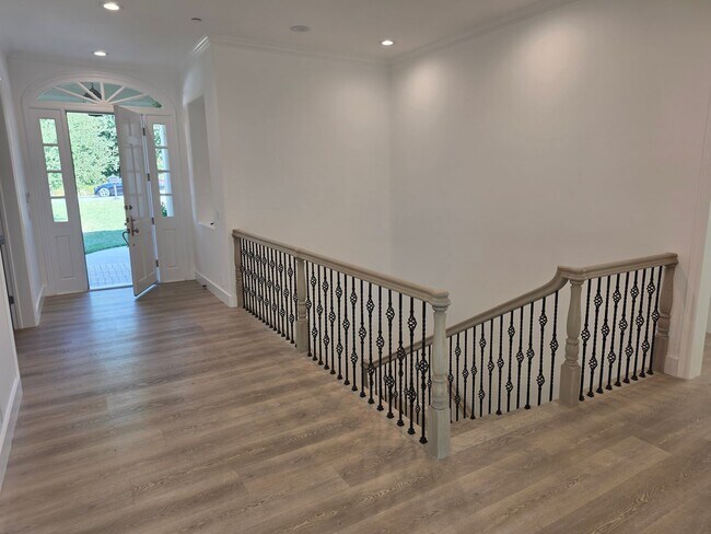 Building Photo - Lake Sherwood 4+4 Pool Home on the lake