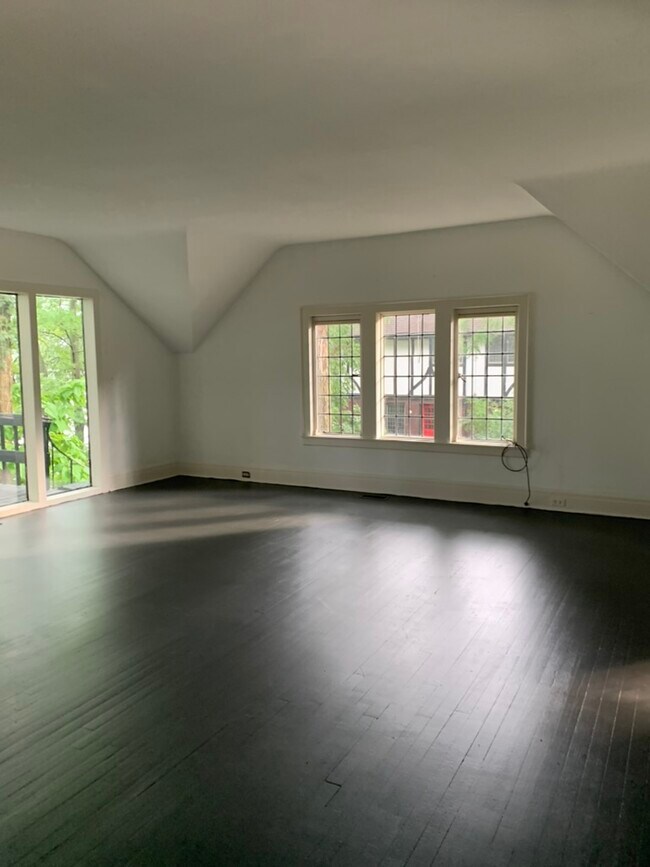 Living room - 4021 River Rd