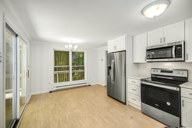 Building Photo - 515 Newtown Tpke