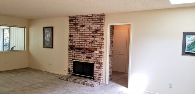 Building Photo - Comfortable, Clean, 2 Bedroom, 2 Bath in O...
