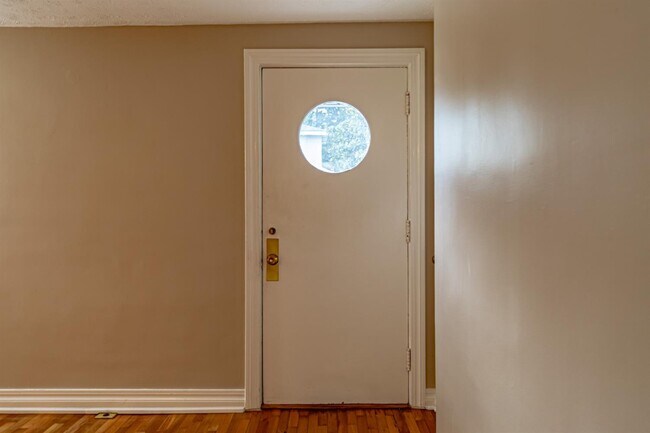 Building Photo - 210 Briar Cliff St