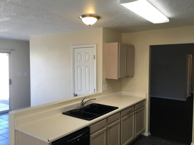 Building Photo - 6925 Topeka Hills Drive NE