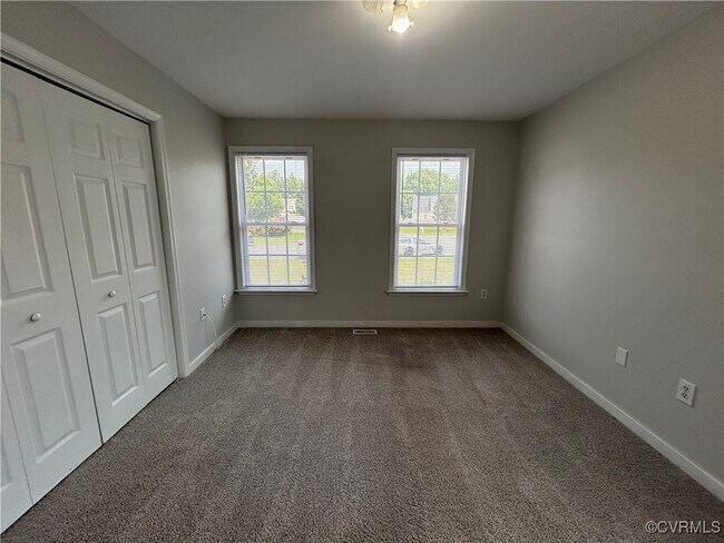 Foto del edificio - 317 Lake Crest Ct