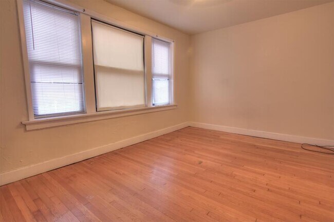 Foto del edificio - 4077 S Grand Blvd